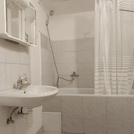 Basic Underground Apartments Next To The Center - Best Tram Line, Cool Local Area Prague Room photo