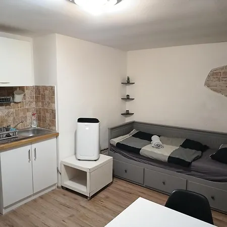 Basic Underground Apartments Next To The Center - Best Tram Line, Cool Local Area Prague Exterior photo