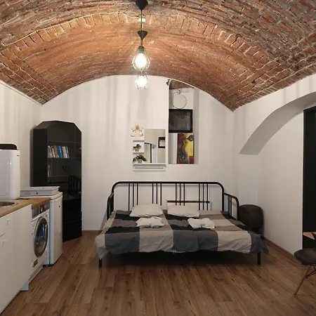 Basic Underground Apartments Next To The Center - Best Tram Line, Cool Local Area Prague Exterior photo