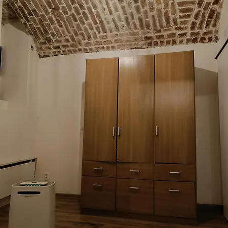 Basic Underground Apartments Next To The Center - Best Tram Line, Cool Local Area Prague Room photo